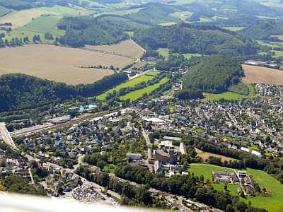 Blick nach SW: Kloster, Mariä Himmelfahrt, Hochbrücke, Schwimmbad, Ruhr, Laer P1360421_Meschede Kloster